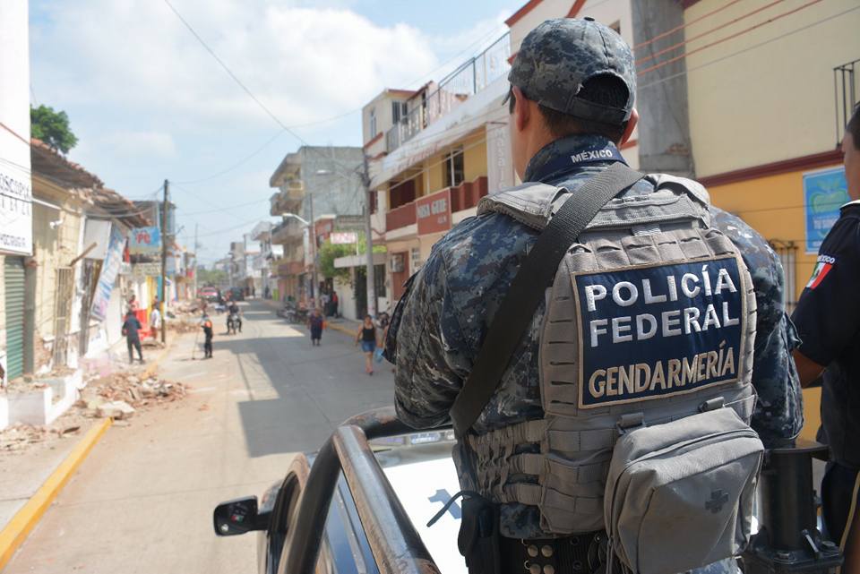 Policía municipal es encontrado bajo escombros en Juchitán