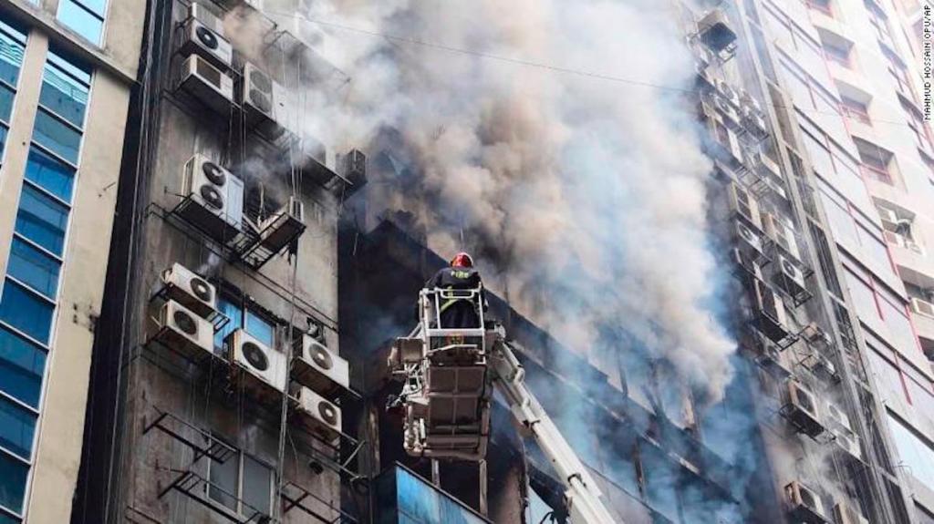 Varios muertos y heridos en incendio en un edificio en Bangladesh