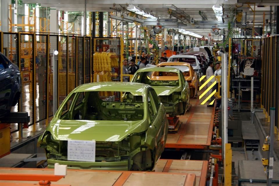 México sube al cuarto puesto en exportación de autos.