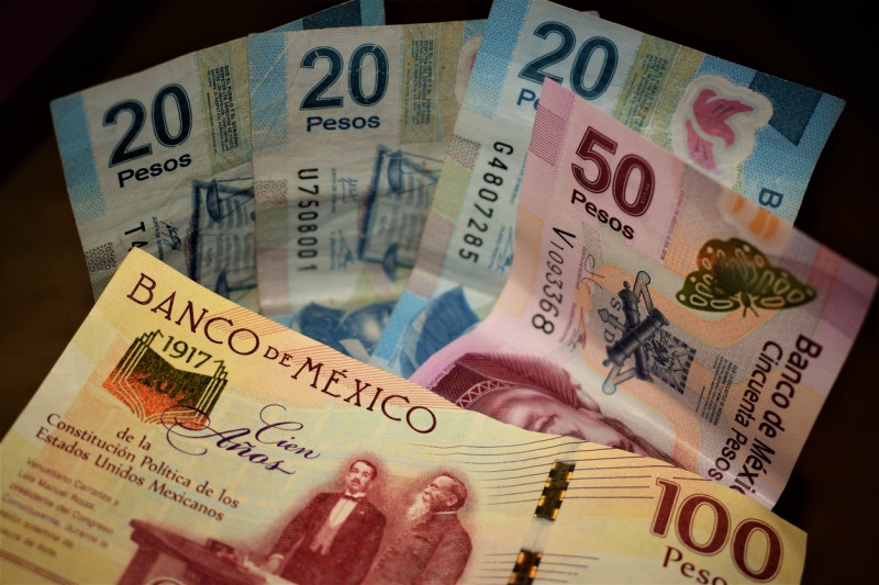 El peso cierra con pérdidas a la espera del anuncio del Banco de México.