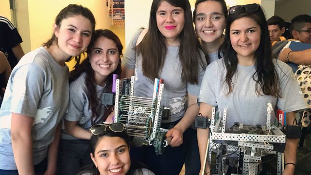 Mexicanas buscan conquistar el mundo con sus robots