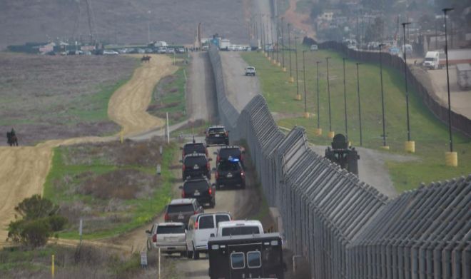 Trump ordenaría cierre de la frontera de EU con México