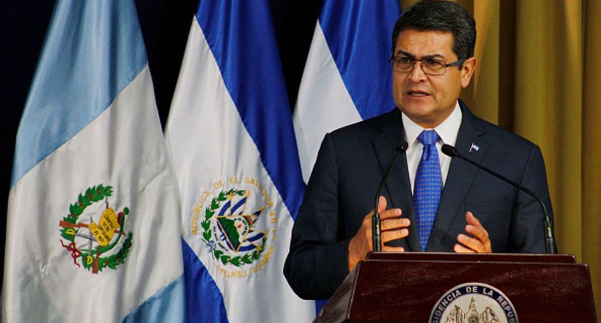 Presidente de Honduras es internado en hospital por neumonía tras