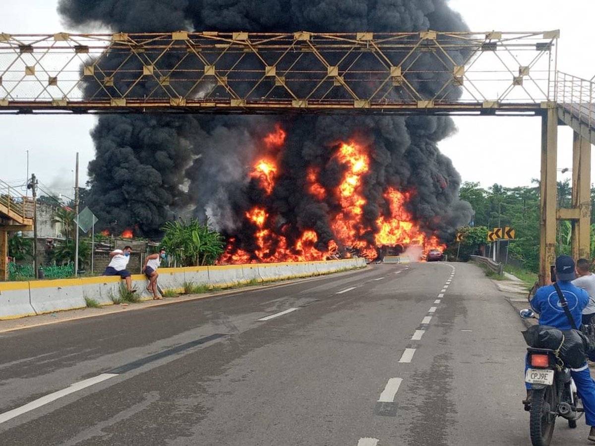 Mueren cuatro personas tras explosión de pipa de diesel en Tabasco