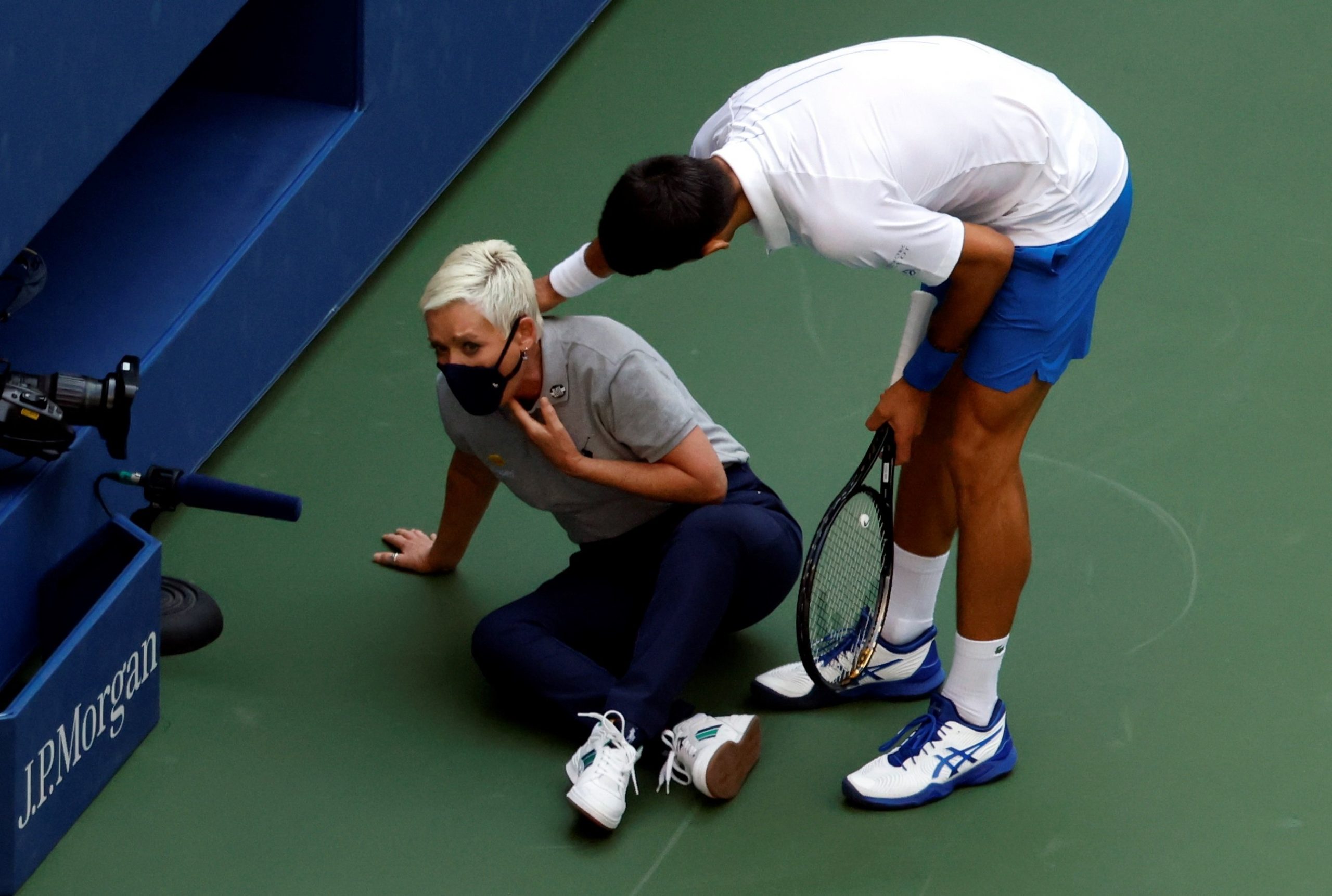 Djokovic, fue descalificado del US Open por darle un pelotazo a una jueza