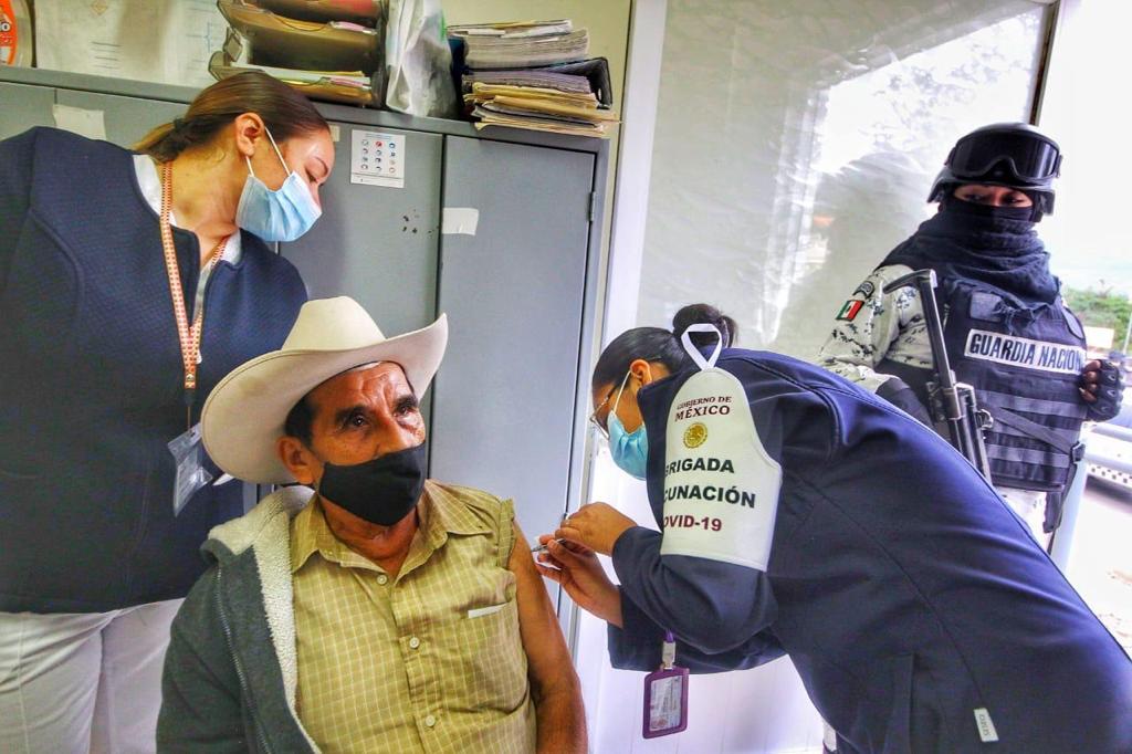 Lleva jornada de vacunación la esperanza a adultos mayores más vulnerables de Querétaro