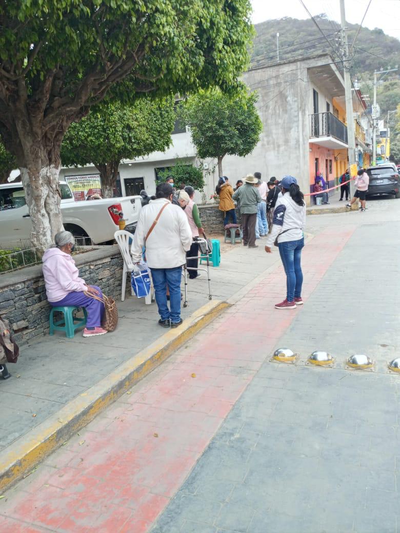 Adultos mayores aguardan con esperanza la vacuna contra Covid en Ahuacatlán