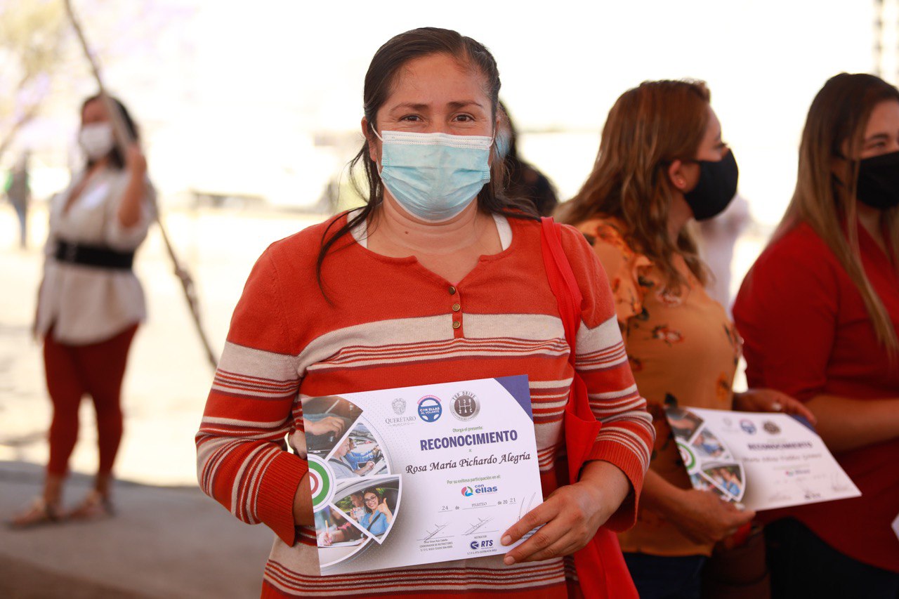 Reciben reconocimiento alumnas de Con Ellas al Volante