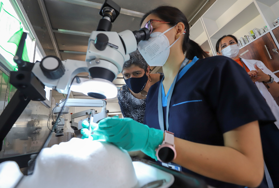 Visitan autoridades UAQ el Instituto Mexicano de Oftalmología