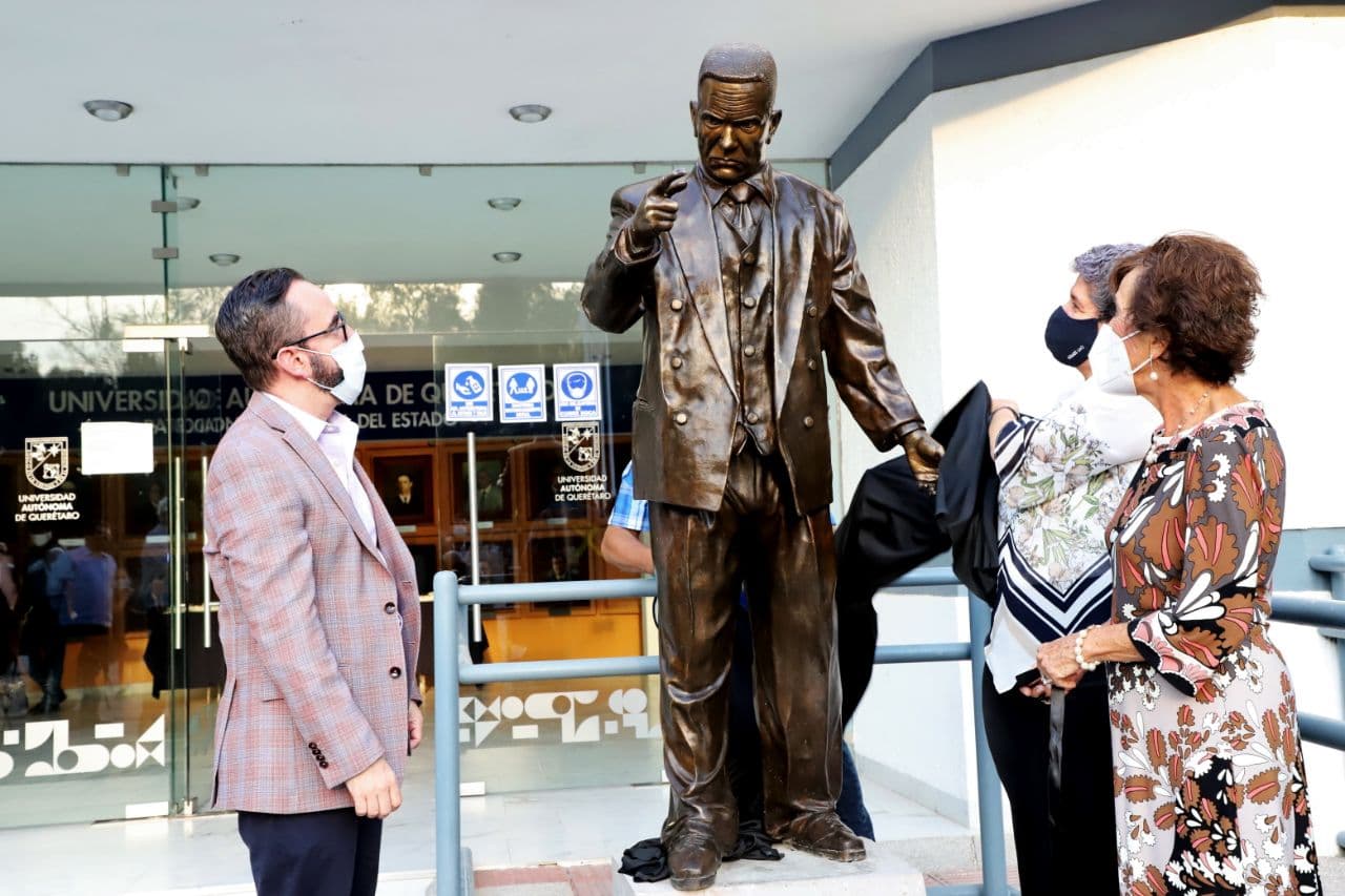 Se entregó estatua del Lic. Fernando Díaz Ramírez a la UAQ