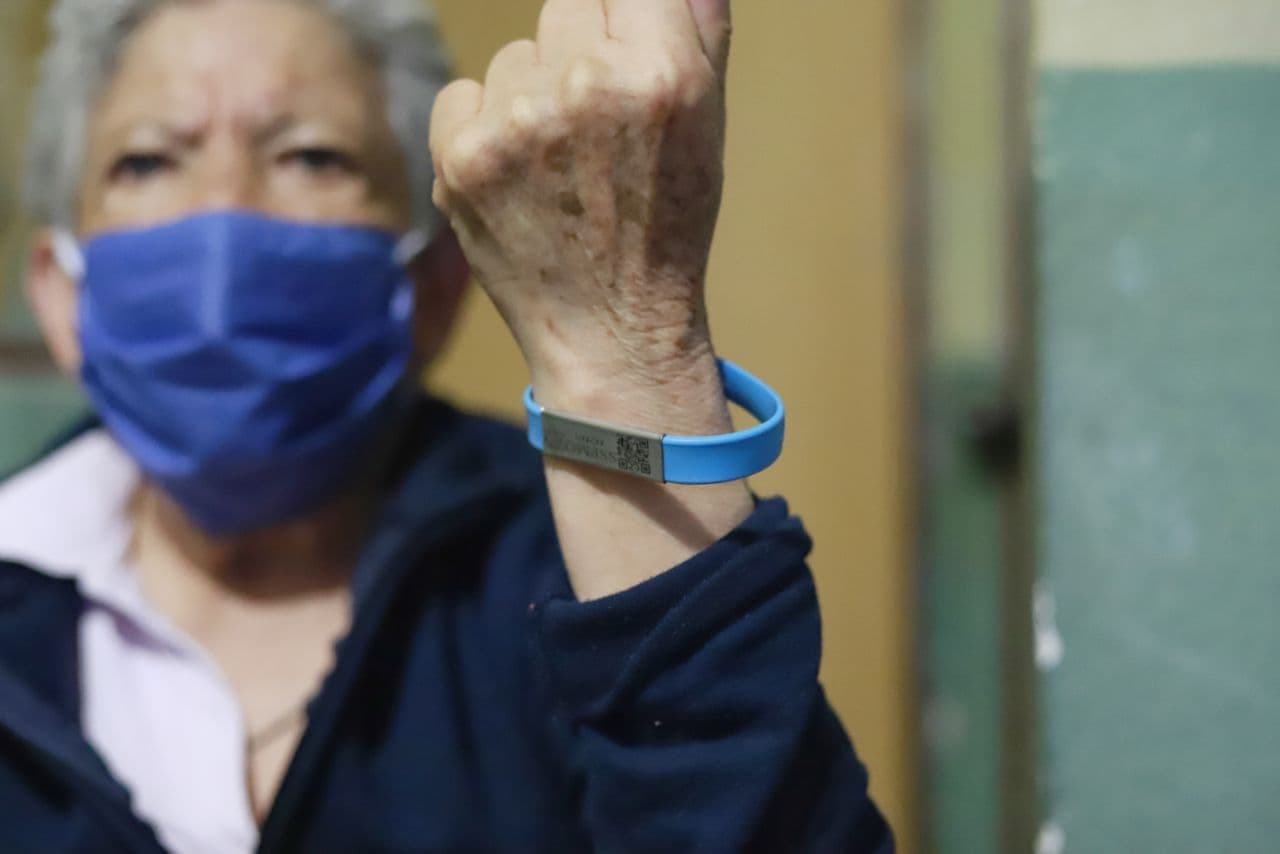 Continúa la entrega de brazaletes de ubicación para adultos mayores