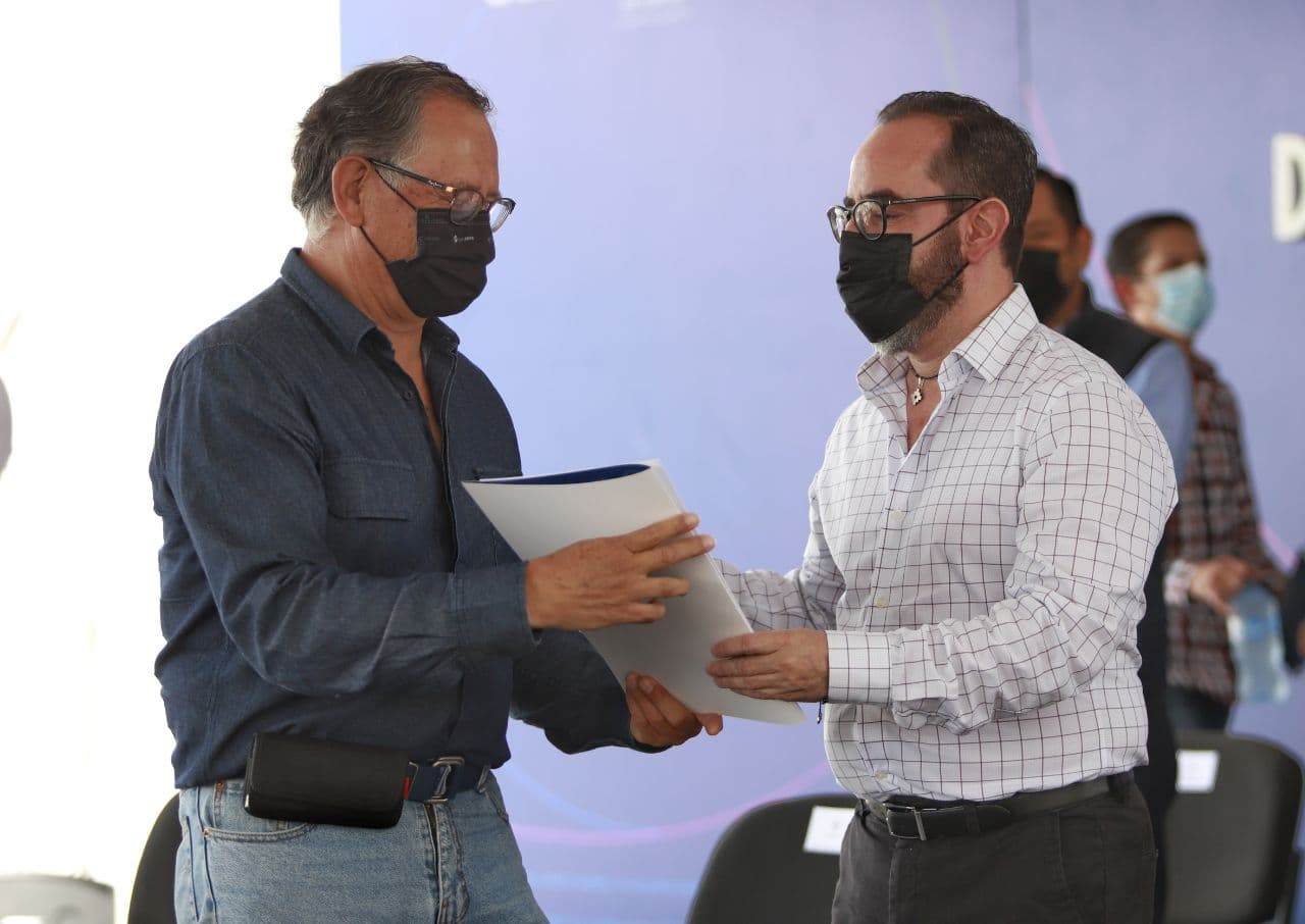 Se entregaron 63 escrituras a familias de 5 colonias