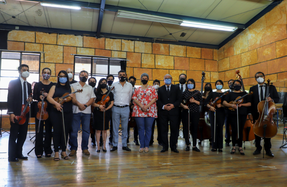 Dra. Teresa García Gasca visita ensayos de la primera Orquesta de Cámara de la UAQ