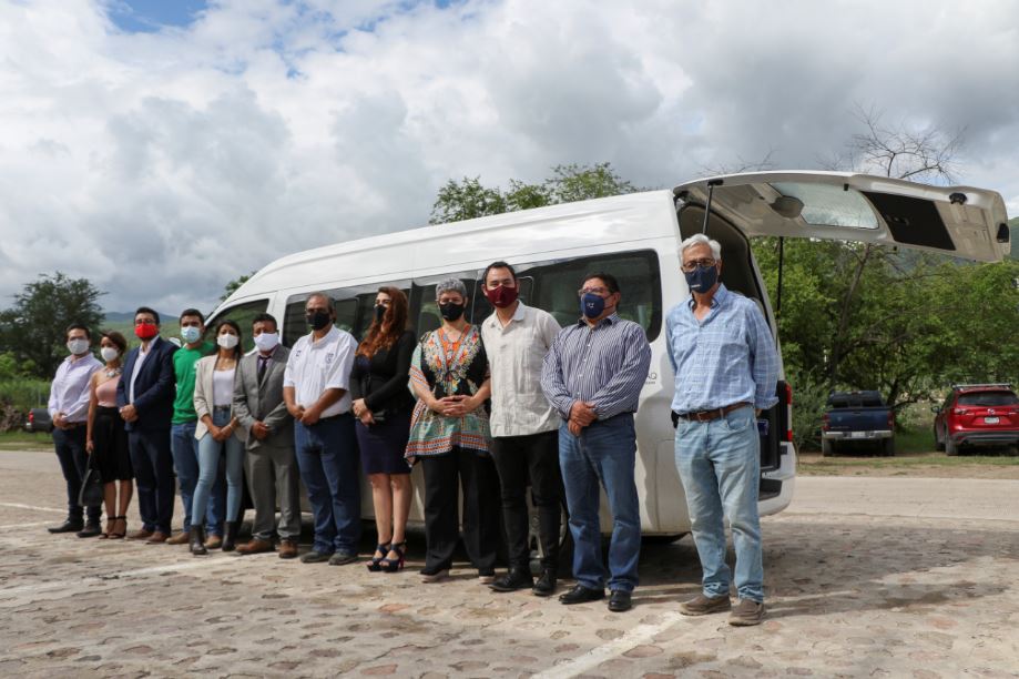 Equipan laboratorio y entregan camioneta para movilidad de estudiantes del Campus Concá