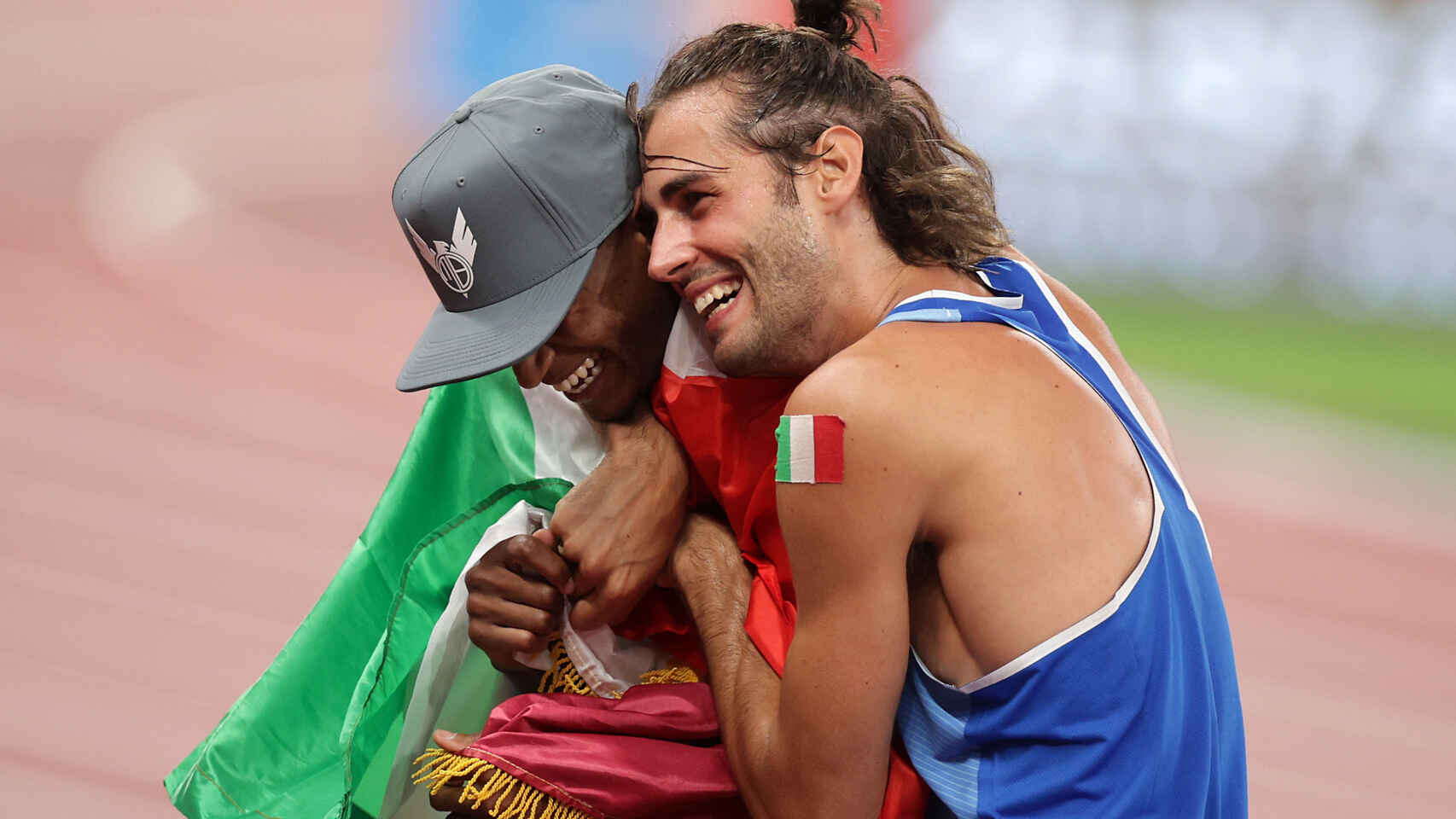 Atletas comparten medalla y dan una lección en los Olímpicos