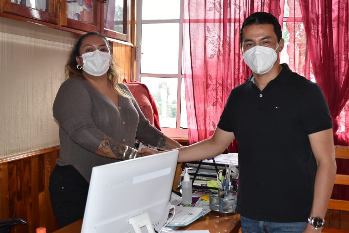 Secretario de gobierno y delegada de la cominidad de Agua Zarca, Landa de Matamoros se reunen