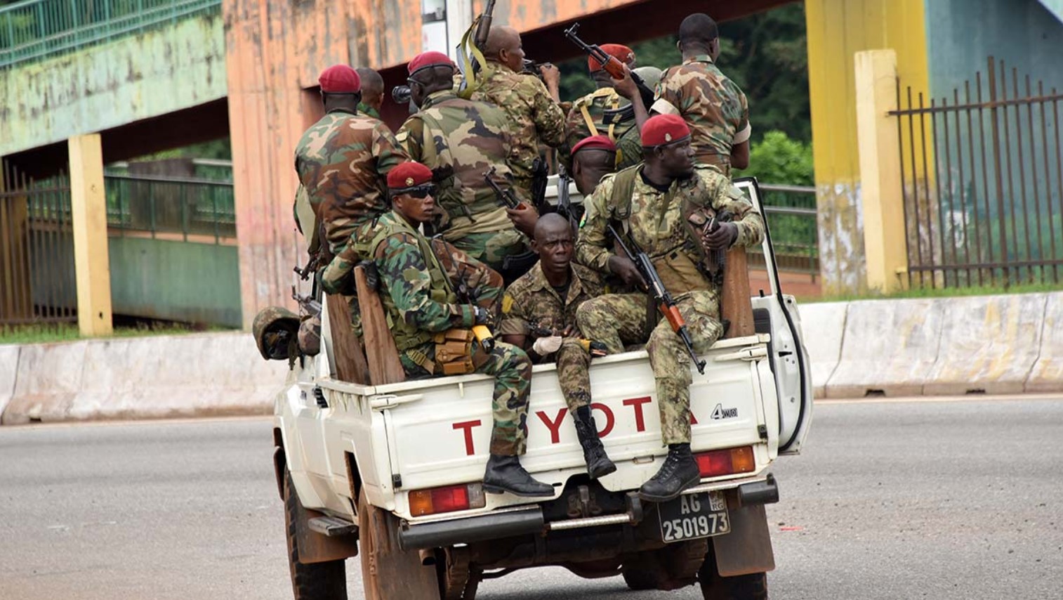 Dan golpe de estado y detienen al presidente de Guinea