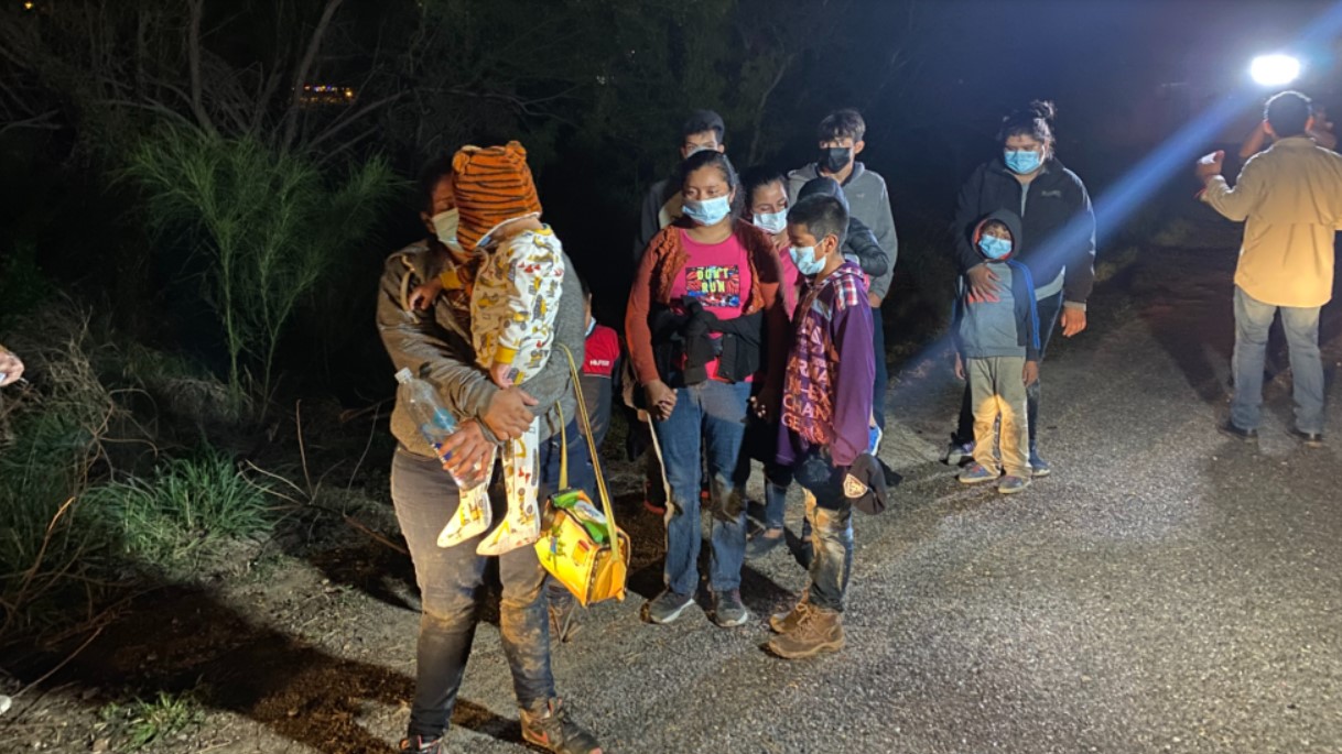 Juez de E.U.A. ordena suspender devolución de familias migrantes