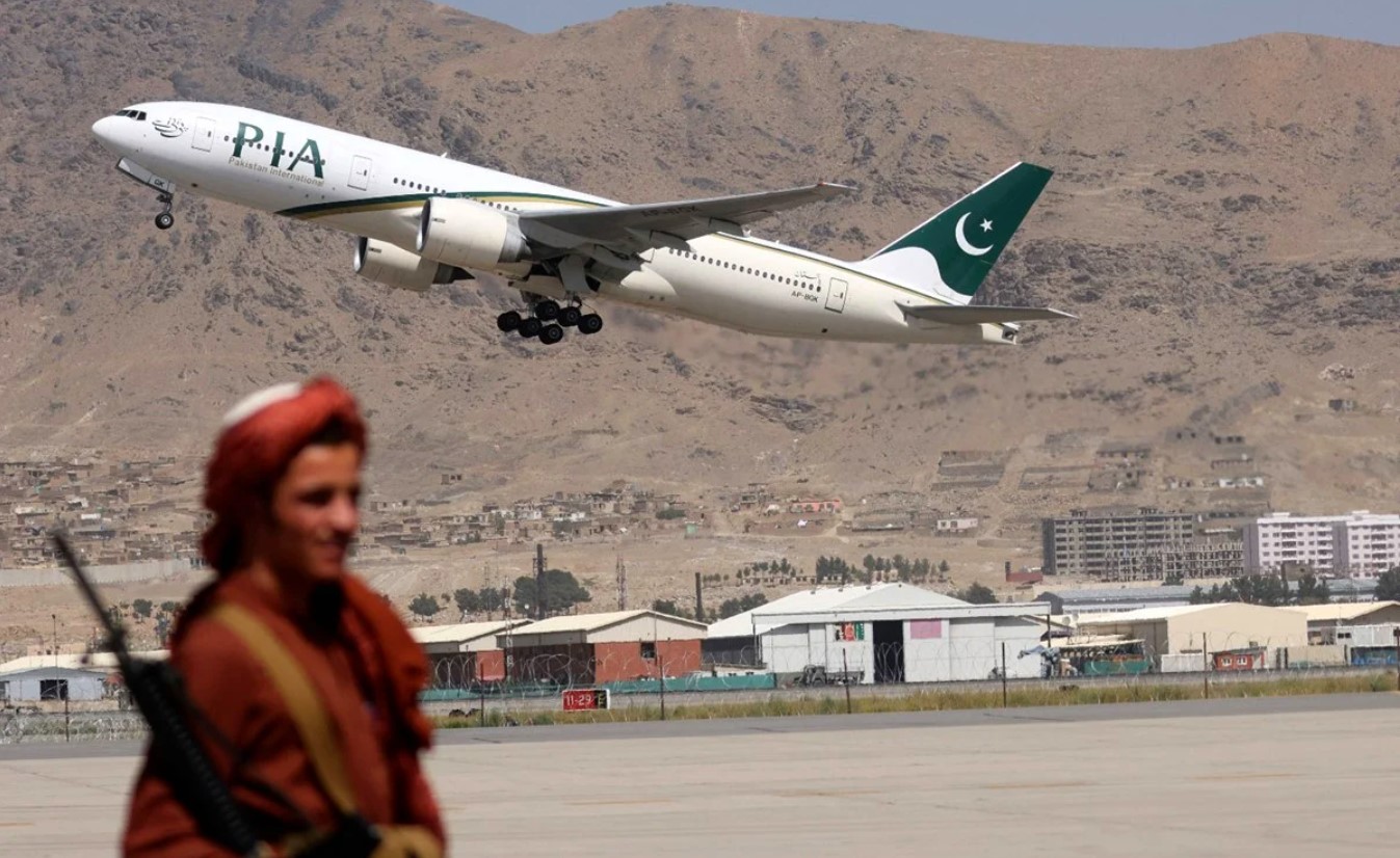 Talibanes lanzan advertencia a E.U.A. sobre uso de su espacio aéreo