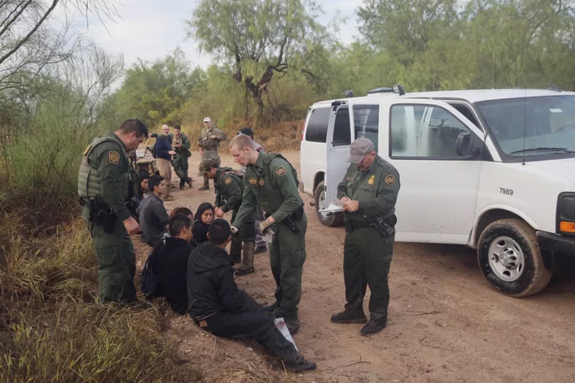 Texas registra cruce masivo de migrantes en la frontera