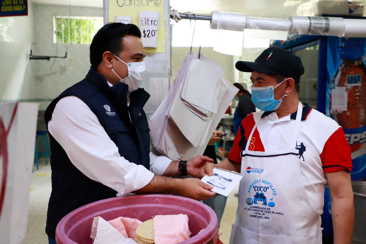 Supervisa Luis Nava la entrega del seguro para comerciantes del mercado de Lomas de Casa Blanca