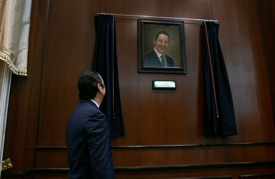Devela Gobernador su retrato oficial en Palacio de Gobierno