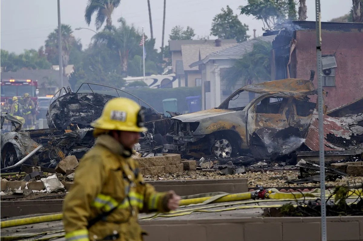 Avioneta se estrella en barrio residencial en California