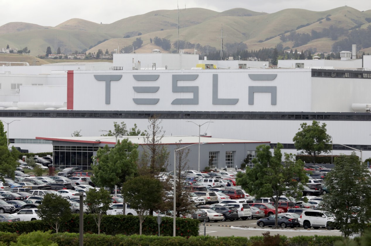 Tesla pagará 137 millones USD a exempleado víctima de racismo