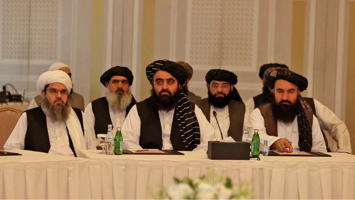 Rusia pide a talibanes respetar sus compromisos durante encuentro en Moscú