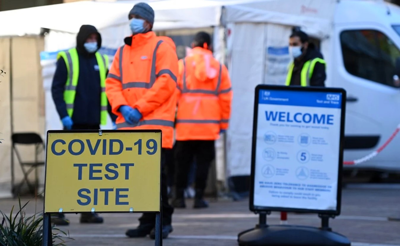 Reino Unido rebasa los 50,000 casos diarios de COVID-19