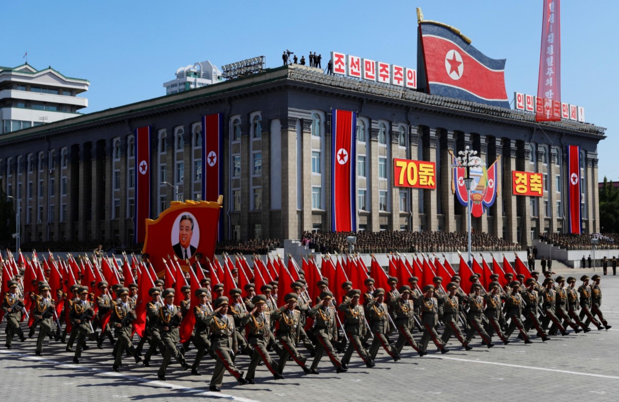 Kim Jong-un defiende su derecho a desarrollar armamento