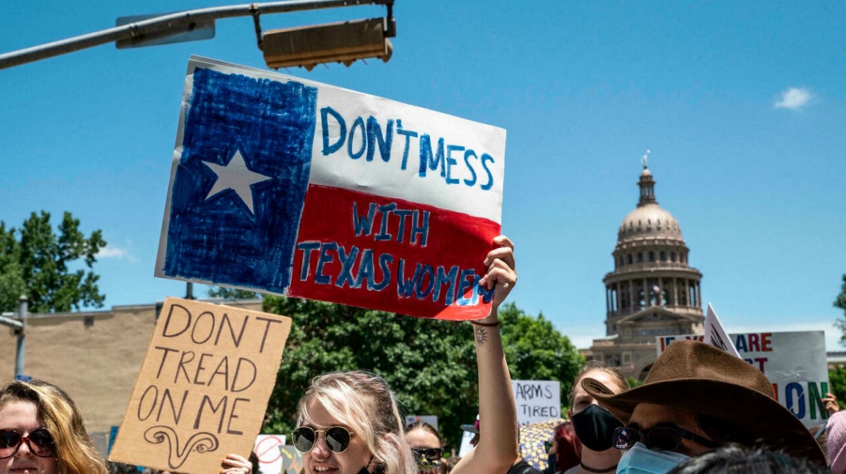 Juez federal de E.U.A. bloquea ley antiaborto de Texas