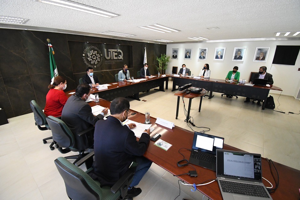 Presenta Consejo Directivo de la UTEQ terna para rector