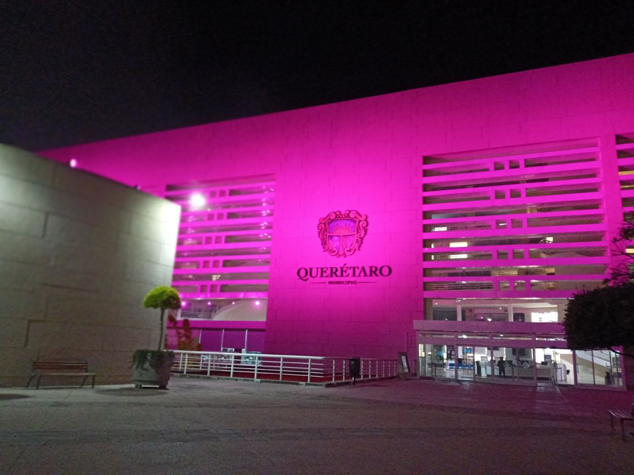 Centro Cívico con iluminación en rosa para llamar a la prevención del cáncer de mama