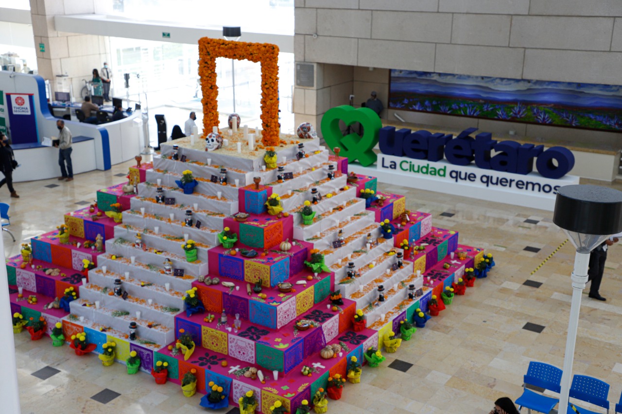 Con altar de muertos en el Centro Cívico, Municipio de Querétaro rinde tributo a empleados fallecidos