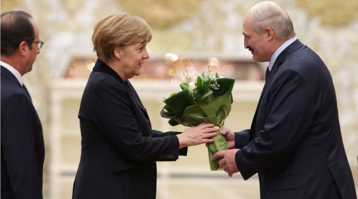 Lukashenko y Merkel conversarán sobre crisis de migrantes en frontera polaca