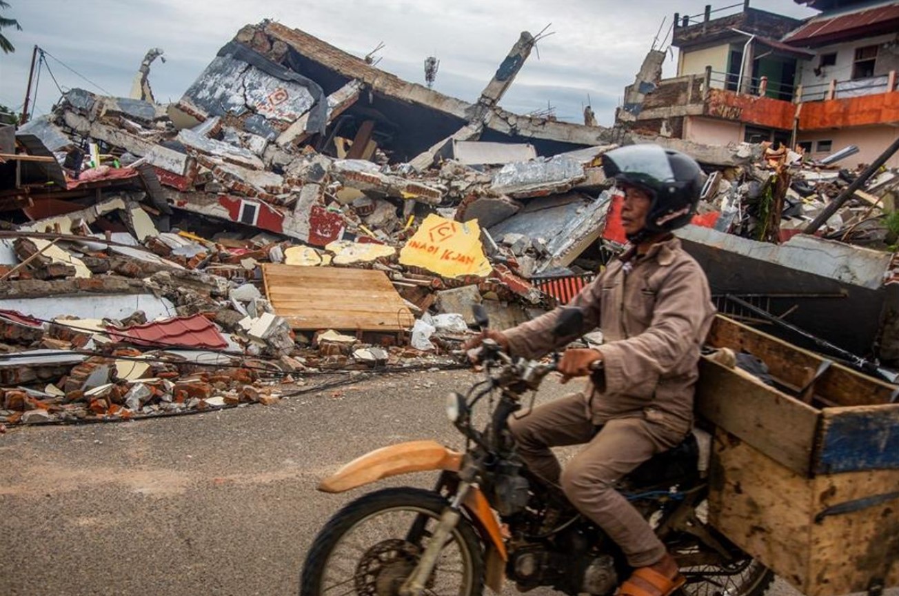 Terremoto de 7,3 grados sacude centro de Indonesia