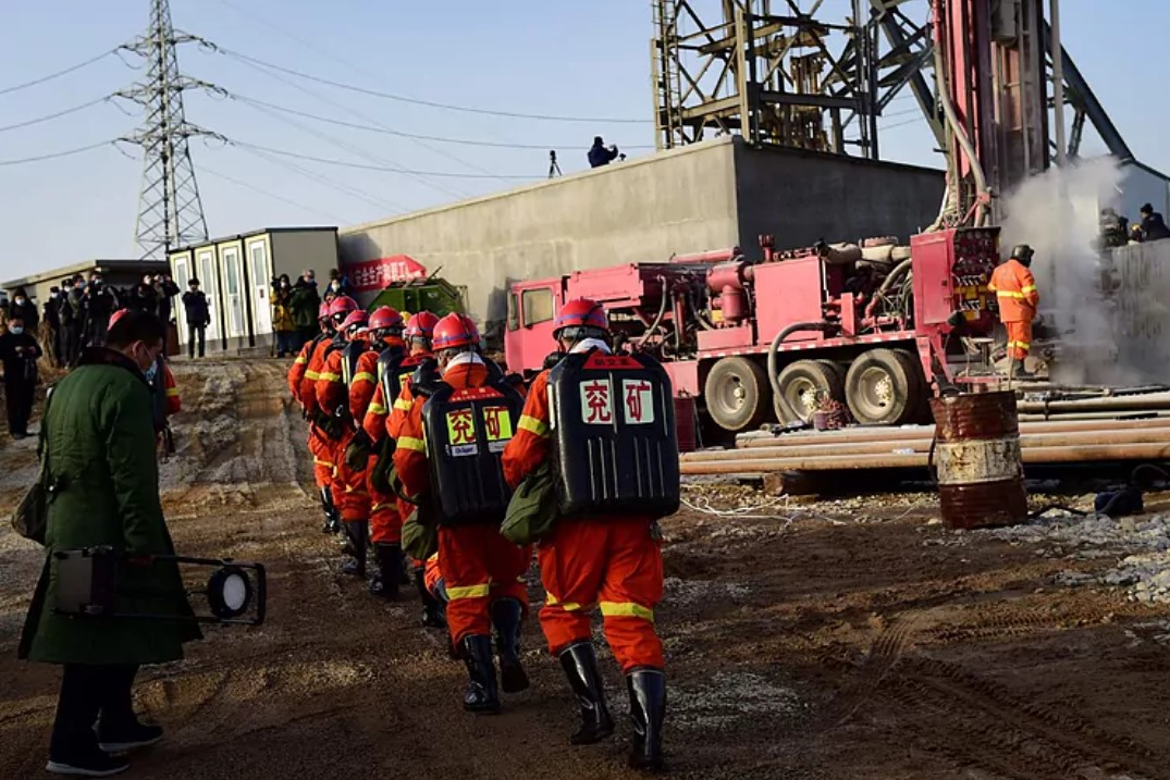 China: Rescatan a 20 mineros que quedaron atrapados en una mina