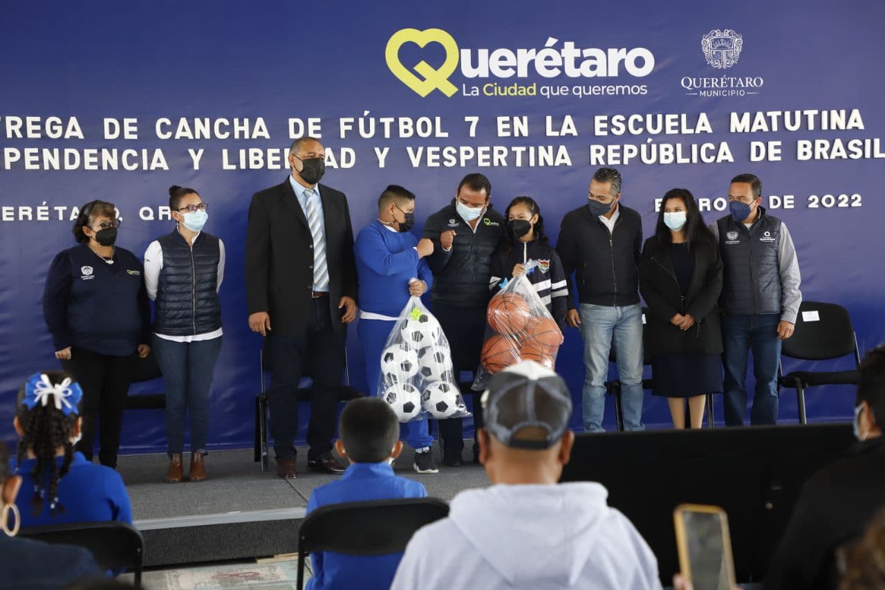 Municipio de Querétaro entrega cancha de futbol 7 en primaria de Loma Bonita