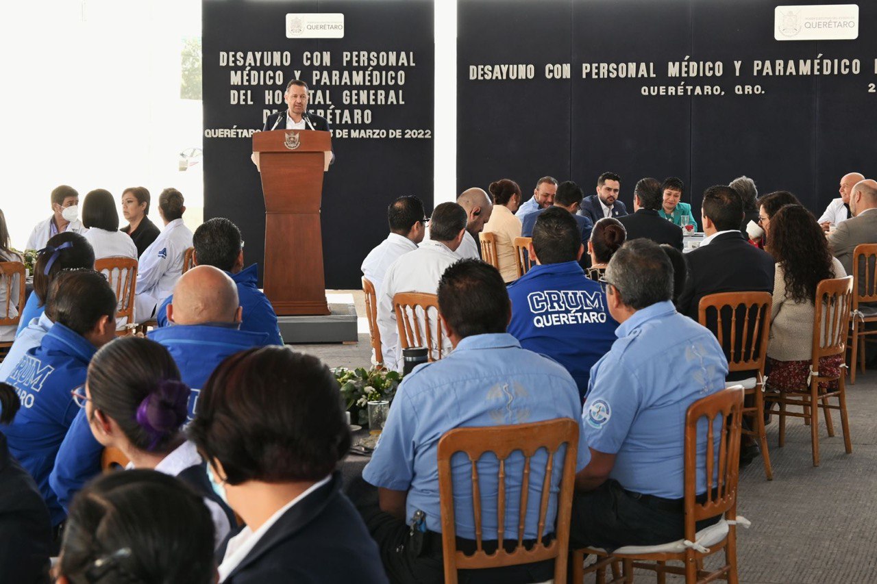 Reconoce Gobernador labor del personal médico y paramédico