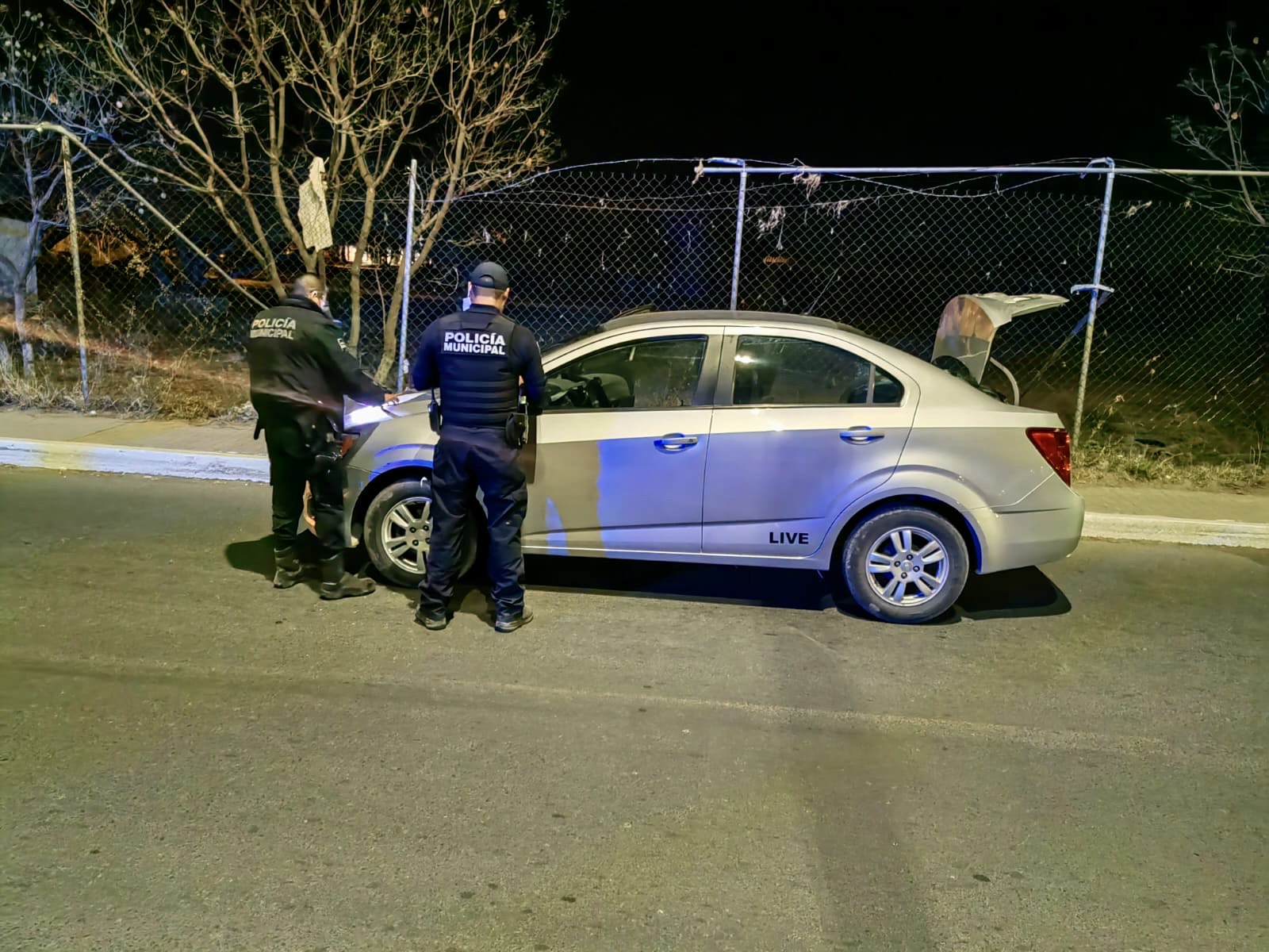 Policías de El Marqués recuperan vehículo con reporte de robo vigente y detienen a dos.