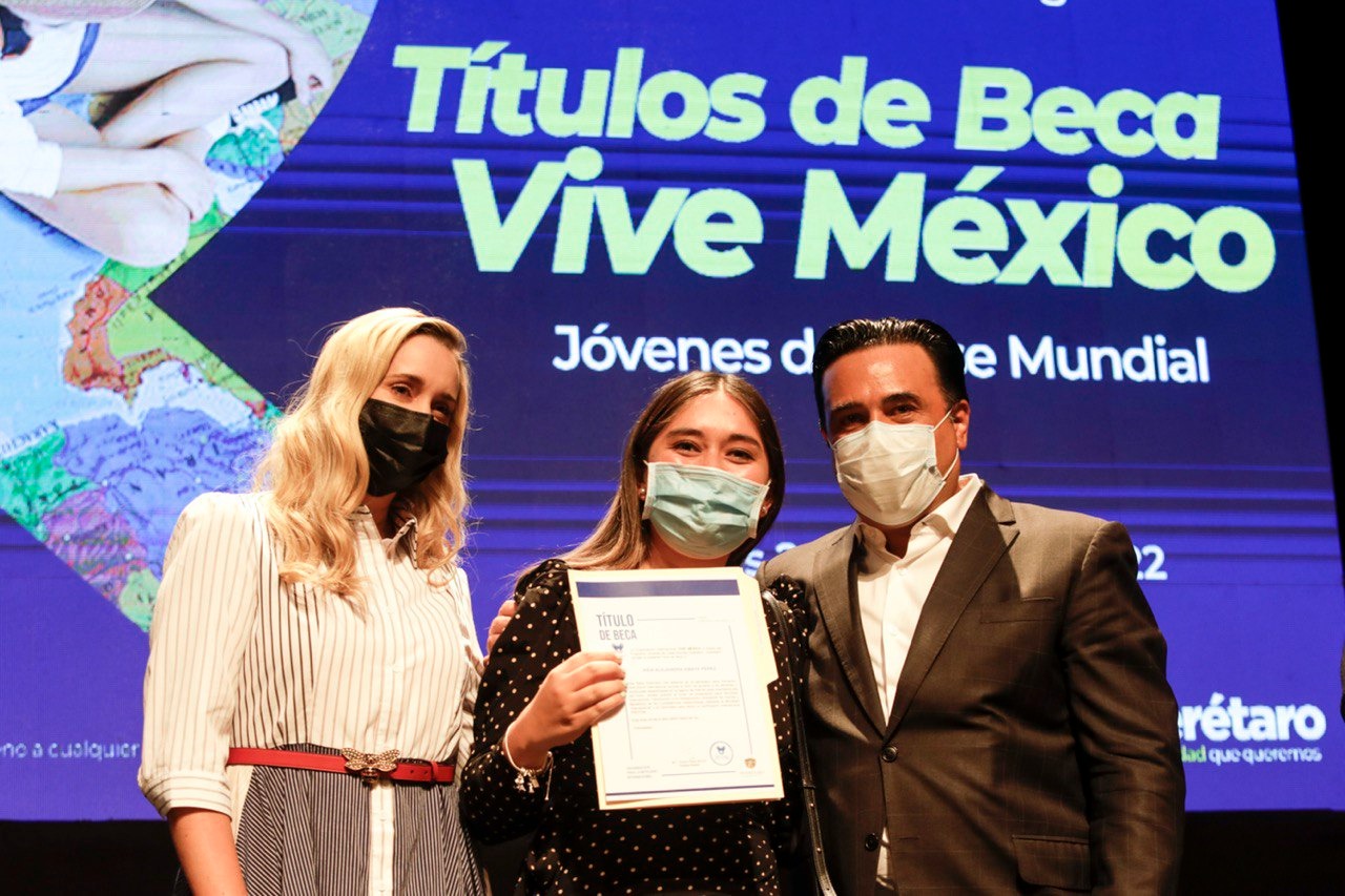 Luis Nava encabeza la entrega de Becas “Vive México”