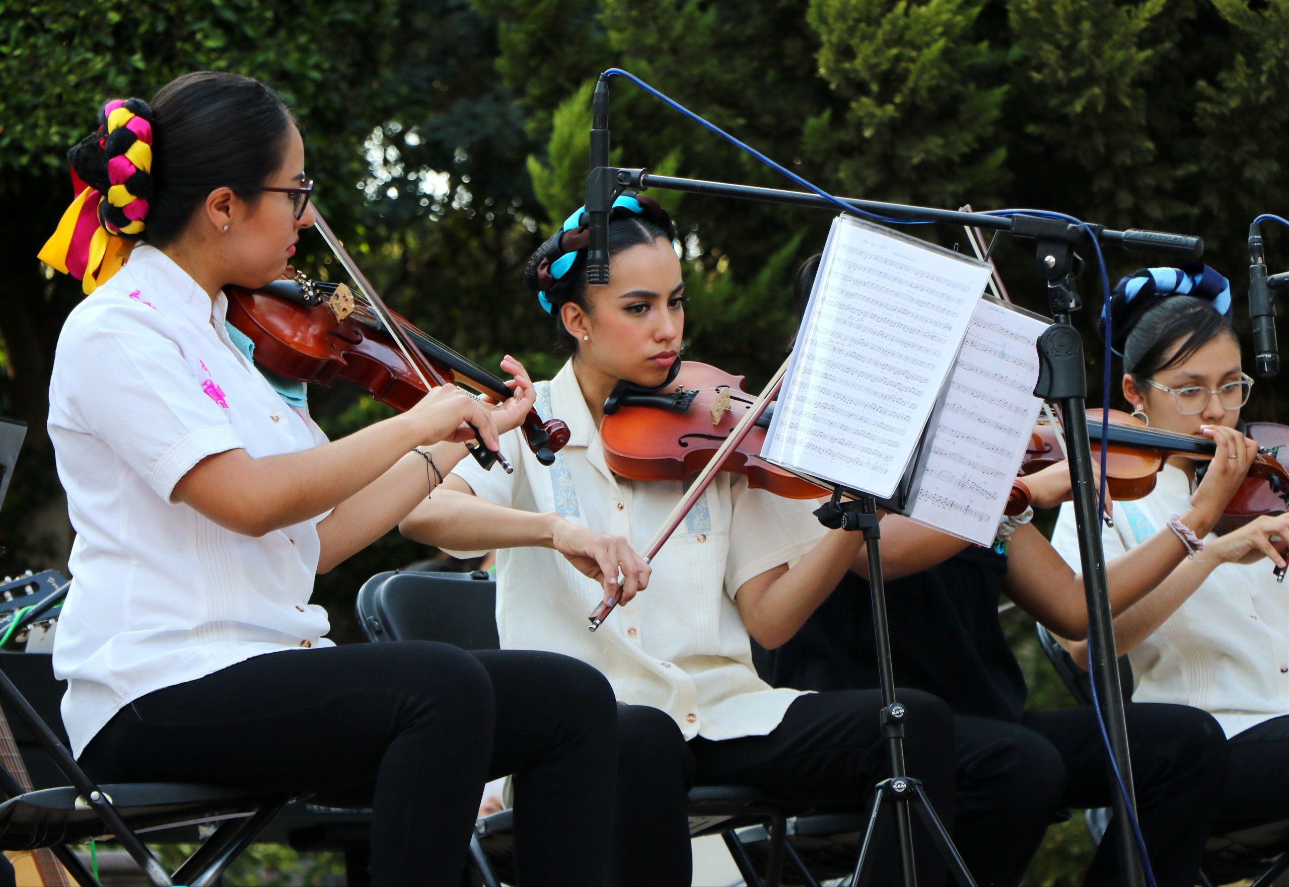 Participan con éxito grupos representativos UAQ en “Fin de una época”