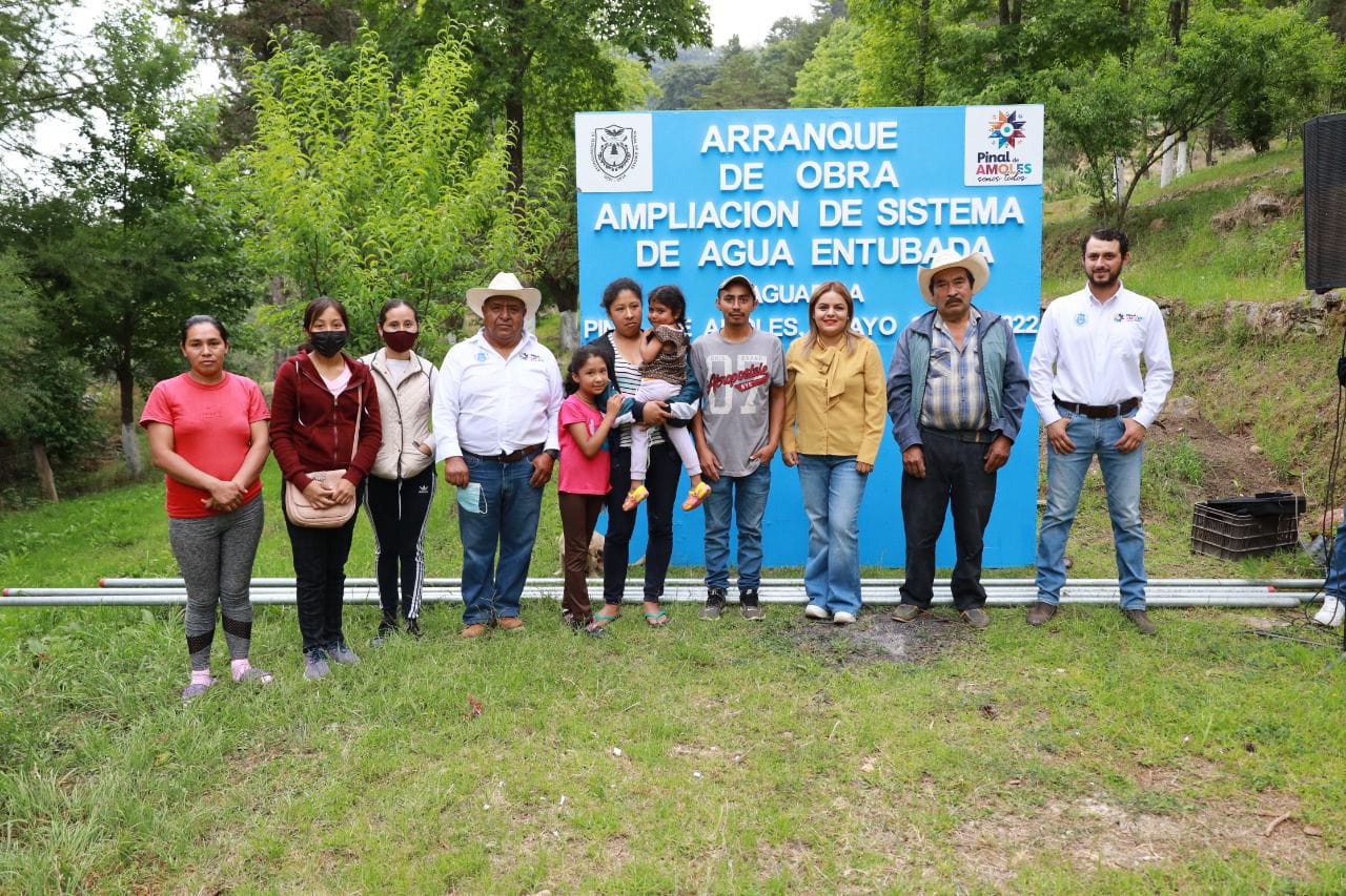 La Presidenta Municipal de Pinal de Amoles, Lupita Ramírez Plaza y su equipo de trabajo de Desarrollo Agropecuario arrancaron la obra de ampliación de sistema de agua entubada en la localidad de Agua Fría.