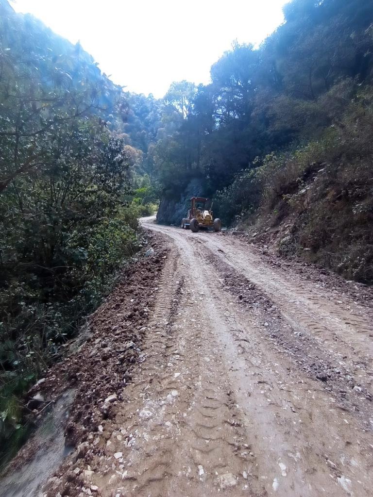 Con una Inversión de 1 MDP rehabilitan 7 caminos rurales en Pinal de Amoles.