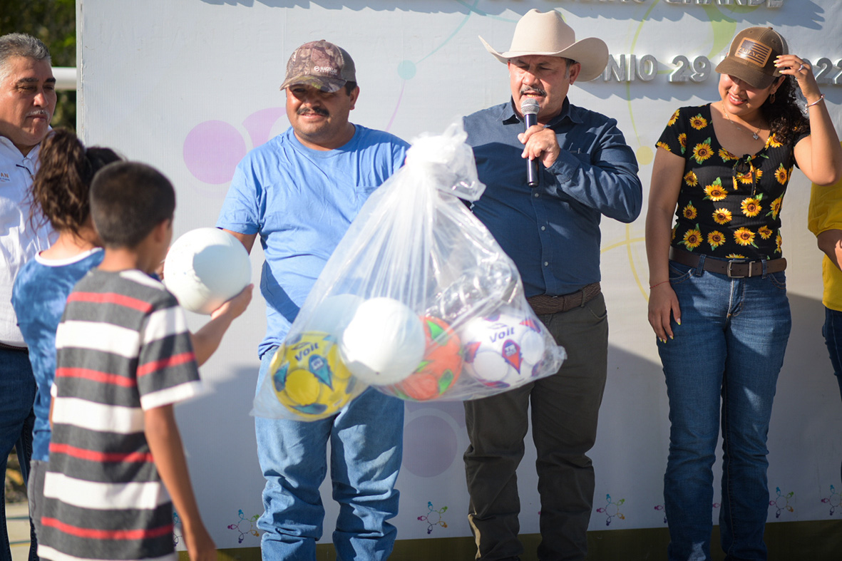 El Presidente Efraín Muñoz  Entregó la Rehabilitación de la Cancha de Usos Múltiples en la Comunidad de Sabino Grande.