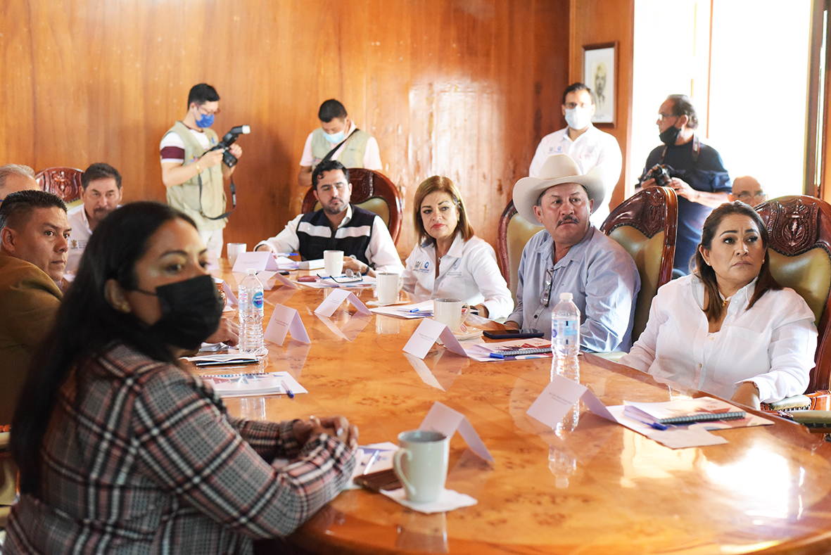 Presidente de Jalpan Efraín Muñoz Gestiona Apoyo para Rehabilitación de Varios Caminos