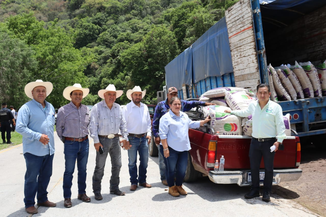 Benefician a ganaderos de Agua Zarca con entrega de alimento para ganado.