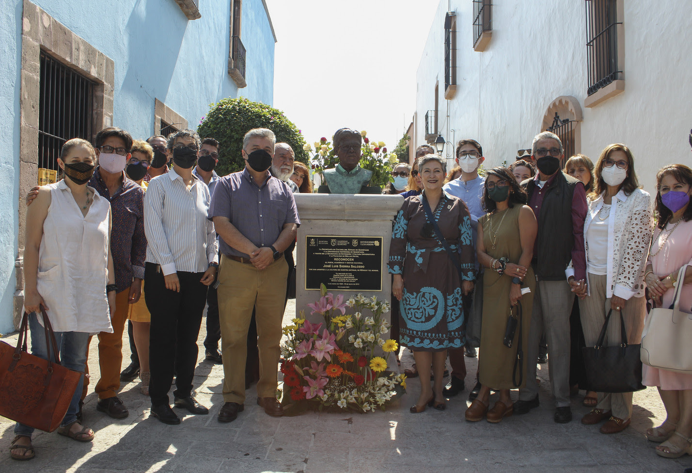 Devela UAQ busto escultórico en honor al poeta y académico universitario José Luis Sierra