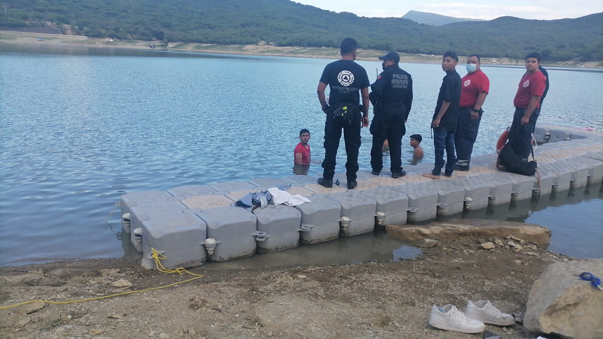 Efraín Muñoz Cosme, presidente de Jalpan de Serra, supervisa los trabajos para recuperar el cuerpo de un menor ahogado en la presa